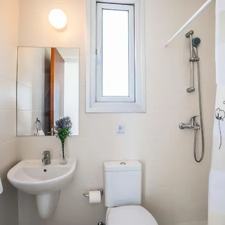 In Sleeps 6 Includes Swimming Pool Air Con And Wifi 1 5 8 *