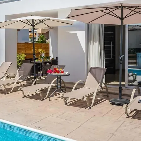 In Sleeps 6 Includes Swimming Pool Air Con And Wifi 1 5 8 빌라