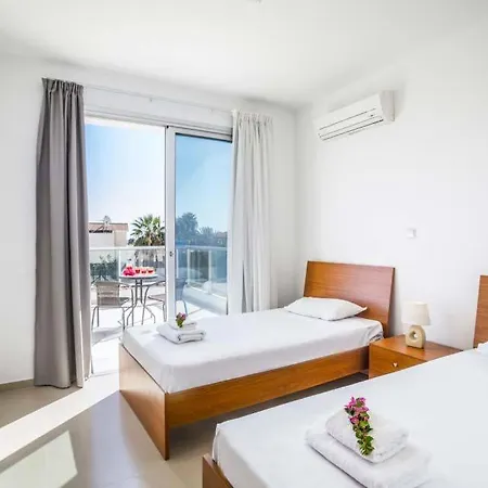 In Sleeps 6 Includes Swimming Pool Air Con And Wifi 1 5 8