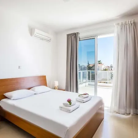 In Sleeps 6 Includes Swimming Pool Air Con And Wifi 1 5 8 *