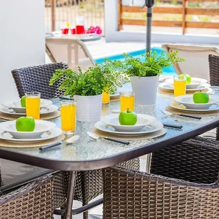 In Sleeps 6 Includes Swimming Pool Air Con And Wifi 1 5 8 Пейя