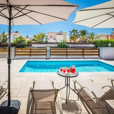 Вилла In Sleeps 6 Includes Swimming Pool Air Con And Wifi 1 5 8 *