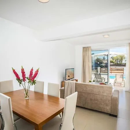In Sleeps 6 Includes Swimming Pool Air Con And Wifi 1 5 8 *