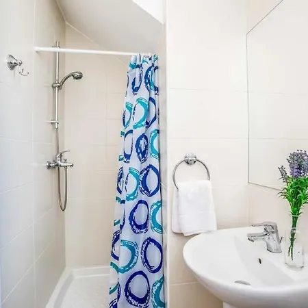 In Sleeps 6 Includes Swimming Pool Air Con And Wifi 1 5 8 Willa *
