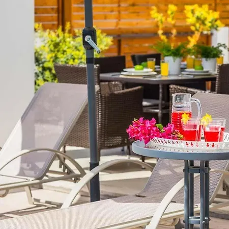 In Sleeps 6 Includes Swimming Pool Air Con And Wifi 1 5 8 Willa *