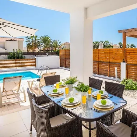 In Sleeps 6 Includes Swimming Pool Air Con And Wifi 1 5 8 Willa Peja