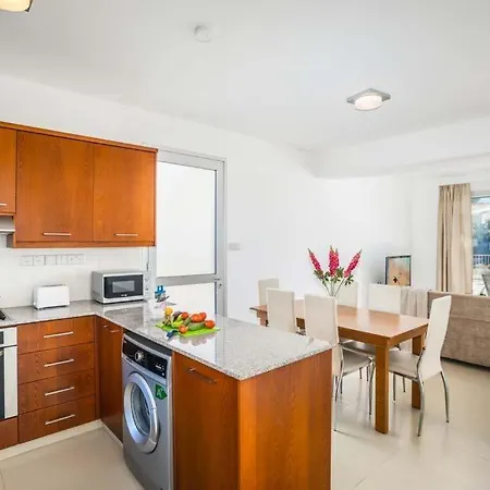 In Sleeps 6 Includes Swimming Pool Air Con And Wifi 1 5 8 *
